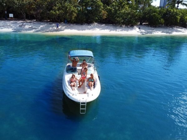 26-SeaRay-Sundeck-14.jpg