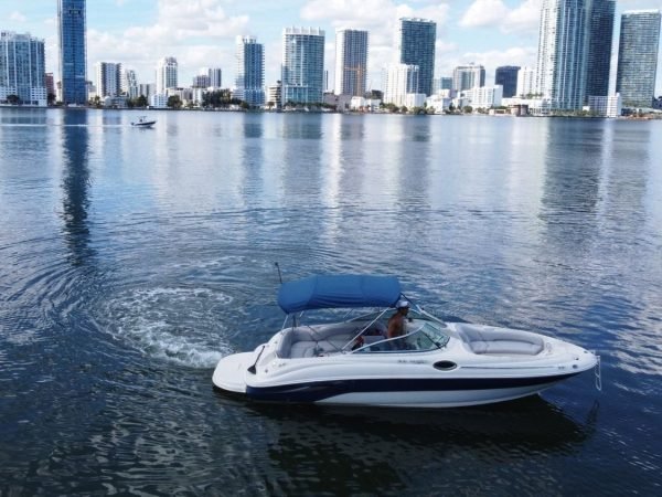 26-SeaRay-Sundeck-5.jpg